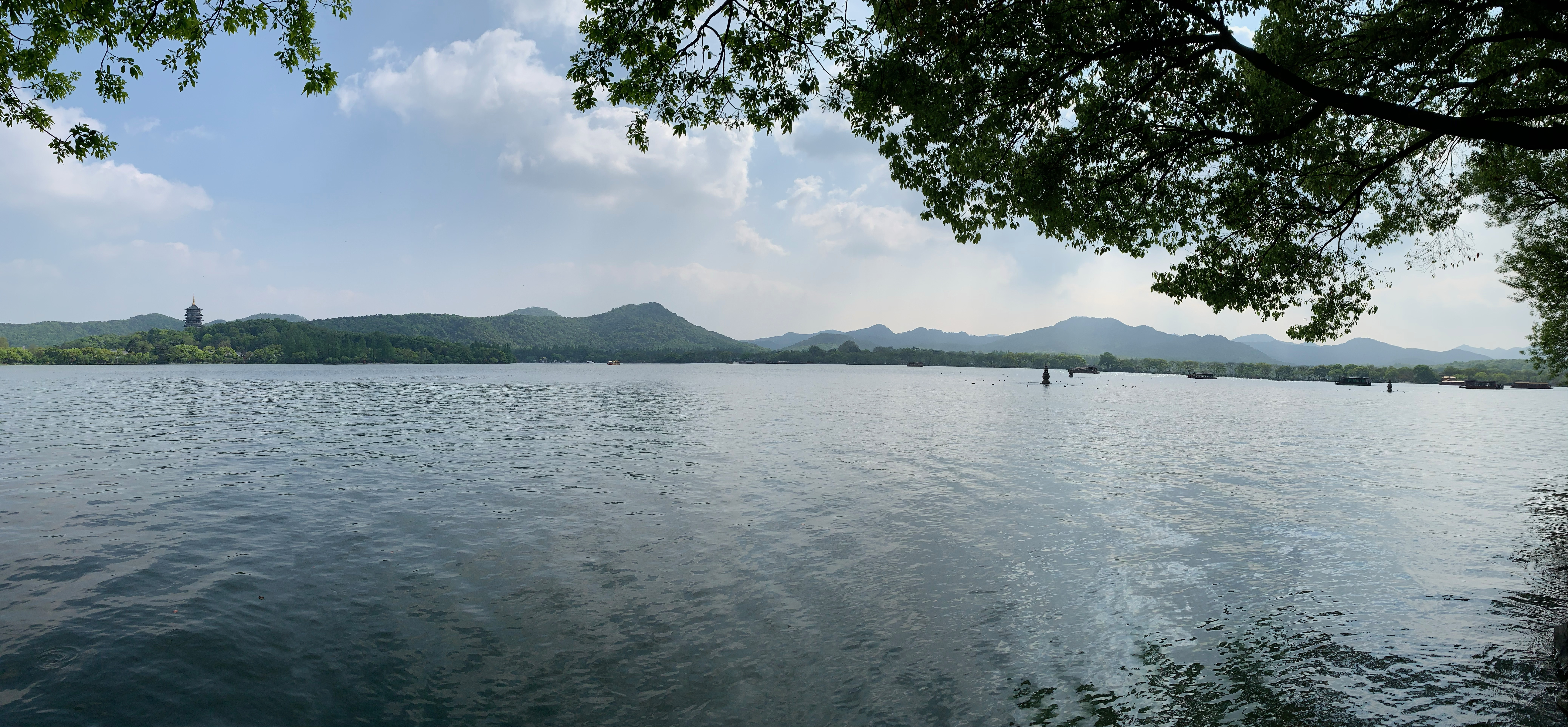 三潭映月中的湖中石塔和雷峰塔