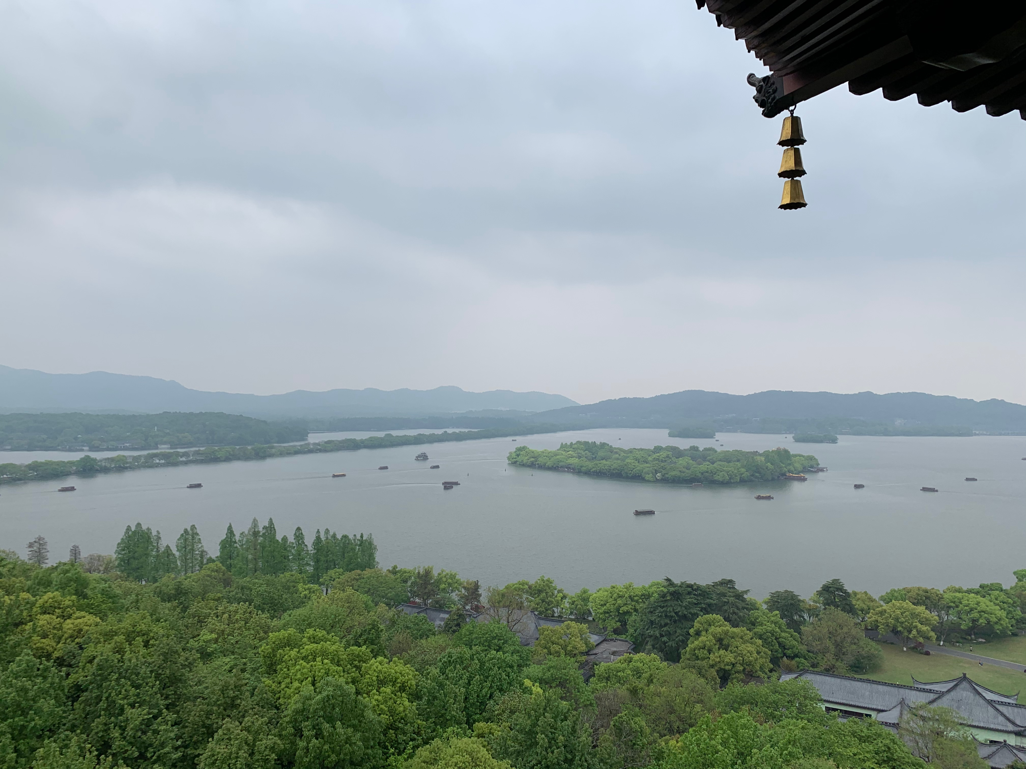 雷峰塔上眺望的西湖景色